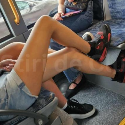 Tineri surprinși relaxați pe scaunele din autobuz, cu picioarele pe mobilier