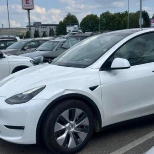 Bărbat ocupă două locuri pentru persoane cu dizabilități într-o parcare aglomerată