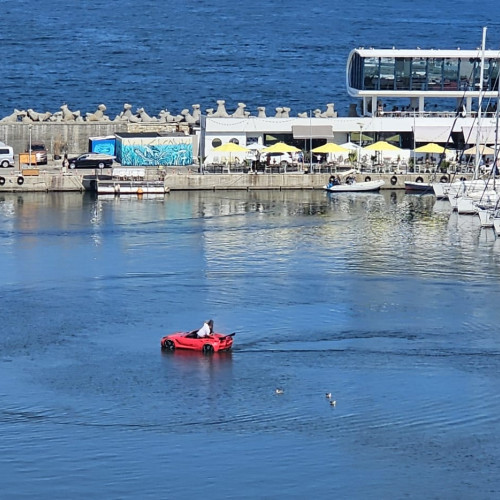 Masinuta plutitoare din Portul Tomis atrage privirile curioase