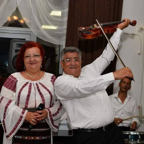 cuplu de artiști din Gorj sărbătorește 46 de ani de căsnicie și dragoste prin cântec