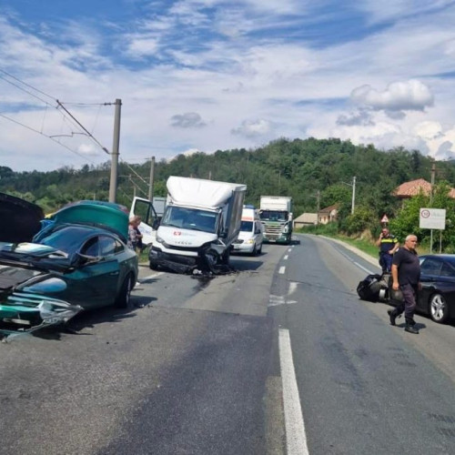 Circulația în Caransebeș, blocată după un accident cu trei mașini