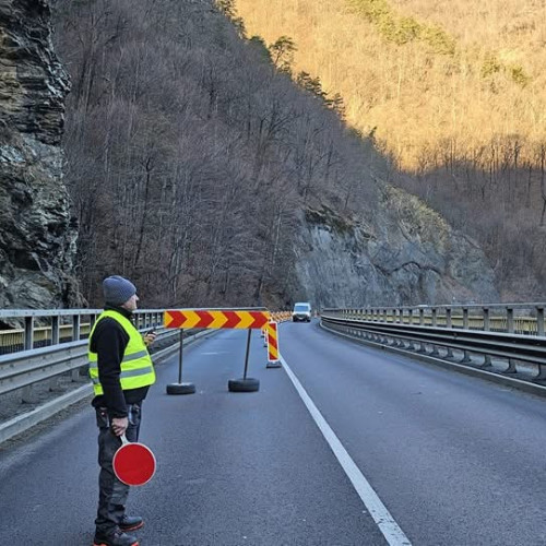 trafic oprit temporar pe DN 57 în județul Mehedinți din cauza pietrelor căzute