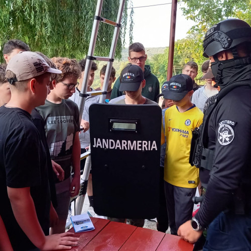 activitate de pregătire și demonstrație la tabăra militară airsoft din Agafton
