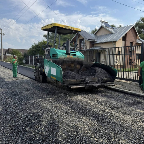 Primăria orașului Titu începe lucrările de asfaltare pe strada Regiei din Cartierul Atnărati