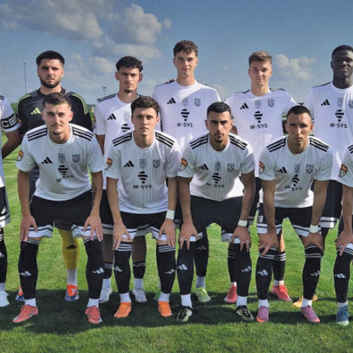 Lotus Baile Felix, o echipă formată în mare parte din jucători tineri și rezerve, a fost înfrântă categoric de CSM Olimpia Satu Mare în turul al doilea al Cupei României. Potrivit crisana.ro, partida, care s-a disputat cu o zi mai devreme la solicitarea echipei satmare, s-a încheiat cu scorul de 10-0 pentru oaspeți, la Sanmartin.