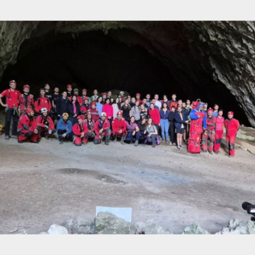 exercițiu de salvare în pestera Meziad în cadrul taberei MASH la Padiș