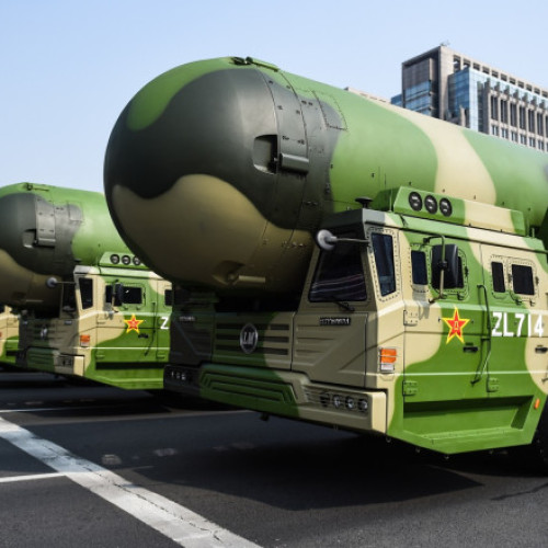 China se pregătește să implementeze o strategie nucleară periculoasă, asemănătoare cu cele folosite în timpul Războiului Rece, potrivit unor surse. De mulți ani, Beijingul s-a distins prin o abordare mai defensivă față de arsenalul nuclear, fiind singura țară care s-a angajat că nu va fi prima care va folosi o armă nucleară într-un conflict. Totuși, schimbările recente indică faptul că China poate învăța să lanseze un contraatac imediat după detectarea unui atac nuclear inamic.