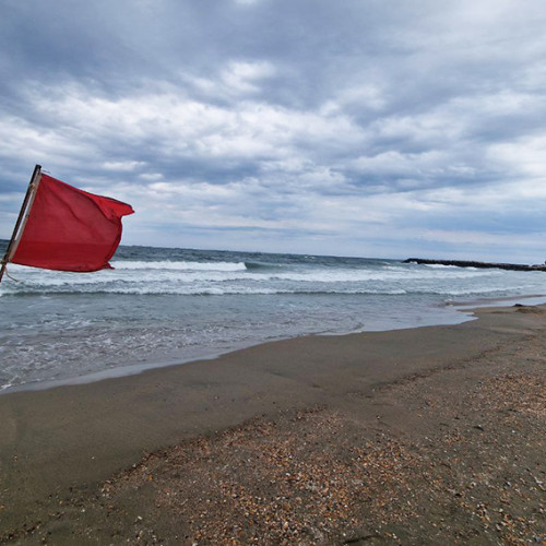 Steagul roșu pe plajele din stațiune: marea extrem de agitată