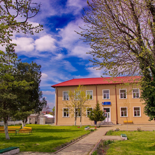 firma care va dota sali de clasa si laboratoarele din techirghiol, cu o valoare de peste 168.000 de lei, a fost aleasă printr-o procedură simplificată, conform surselor. Contractul nr. 17512 și-a început valabilitatea la data de 28 iulie 2025, iar firma câștigătoare se va ocupa de achiziția de echipamente necesare pentru școală, precum și pentru laboratoarele de fizică, chimie și biologie.