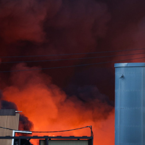 Rusia intenționează să-și majoreze exporturile de petrol din porturile vestice la aproape 2 milioane de barili pe zi în luna august, depășind estimările anterioare cu aproximativ 200.000 de barili pe zi, conform surselor din industrie citate de Reuters. Această creștere vine după ce două rafinării au redus activitatea din cauza atacurilor cu drone din Ucraina, precum notează digi24.ro. Rafinăriile Ryazan și Novokuibyshevsk, operate de compania de stat Rosneft, și-au întrerupt temporar activitatea după atacurile de sâmbătă seara, iar sursele spun că reparațiile vor dura în jur de o lună. Rosneft nu a răspuns deocamdată la solicitări.