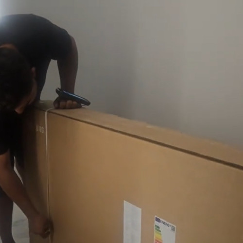 teren de livrare strict pentru curieri: un incident cu un televizor samsung OLED în cluj