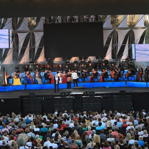 festivalul național al cântului și dansului popular românesc se va desfășura în perioada 27-29 august 2025, la Constanța, și promite să fie o sărbătoare a patrimoniului cultural național și multiculturalității. Potrivit ziarulamprenta.ro, evenimentul va reuni artiști consacrați, tineri talentați, ansambluri ale comunităților etnice și un juriu de prestigiu, într-un spectacol live susținut de Orchestra Ansamblului Folcloric Profesionist "Brauletul", condusă de dirijorul Cezar Cazanoi.