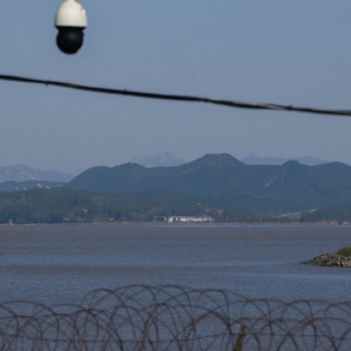 Un nord-coreean a reușit să fugă în Coreea de Sud traversând frontiera maritimă înot, apoi a fost salvat de echipele sud-coreene