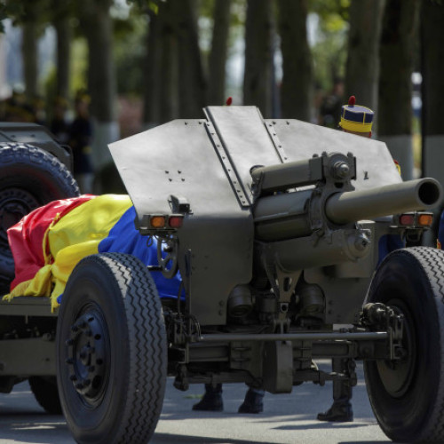 Ion Iliescu, fostul președinte al României, a fost înmormântat joi cu onoruri militare, conform legii 215/2016, care asigură funeralii de stat pentru foștii șefi de stat. Ceremonia a avut loc la Cimitirul Militar Ghencea III, unde sicriul a fost scos din mașina mortuară și a fost plasat pe un afet de tun, o tradiție deja consacrată în cadrul funeraliilor oficiale din țară.