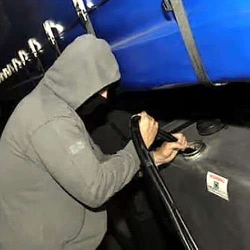 Un bărbat prins în flagrant în timp ce fura motorină dintr-un camion