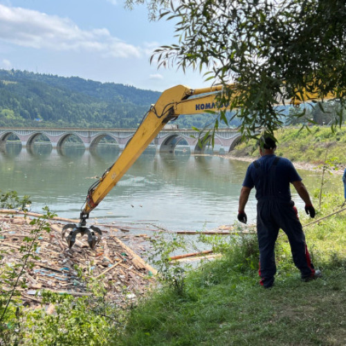Autoritățile au continuat eforturile de curățare a lacului Izvorul Muntelui din Neamț, unde au fost scoși din apă aproape 300 de metri cubi de deșeuri provenite din viituri. Potrivit unei postări pe pagina de Facebook a Prefecturii Neamț, începând de luni, au fost extrași aproximativ 298 de metri cubi de masă lemnoasă, 350 de kilograme de deșeuri plastice și 650 de kilograme de resturi mixte.