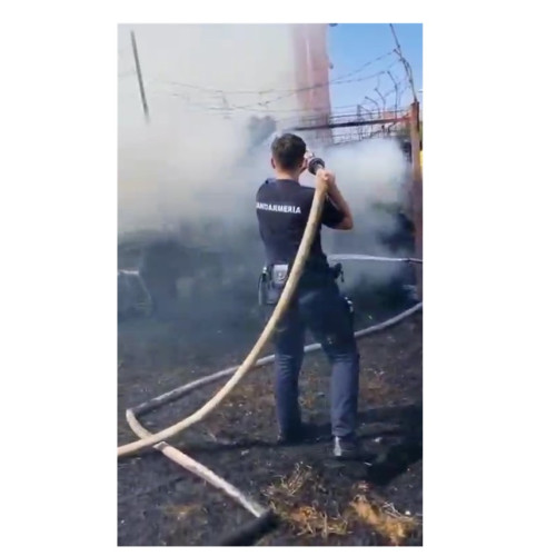 Intervenție rapidă a unui jandarm pentru stingerea unui incendiu