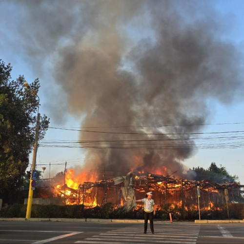 Incendiu la clubul Bellagio din Mamaia, stindardul fumului vizibil de la distanță
