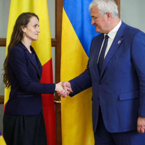 Oana Toiu, ministrul Afacerilor Externe al României, a efectuat joi o vizită oficială în Ucraina, unde a avut consultări cu omologul său ucrainean, Andrii Sybiha. În cadrul discuțiilor, oficialii au subliniat importanța protejării drepturilor minorităților naționale, inclusiv a drepturilor legate de educație, religie și libertatea de asociere.