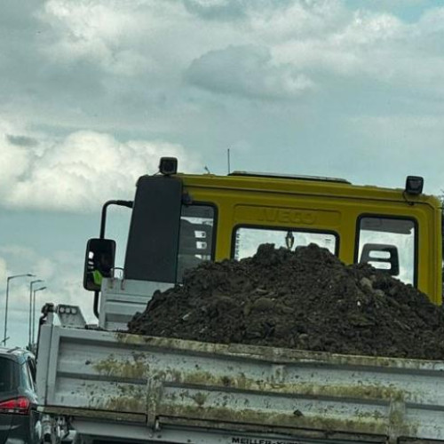 Camionetă cu încărcătură de pământ, surprinsă fără semnalizare în zona Metro din Cluj-Napoca