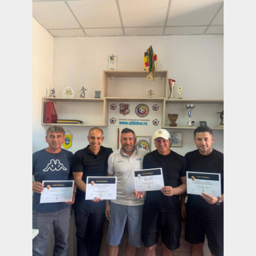 Cluburile de fotbal din Bihor primesc diplome de certificare de la FRF