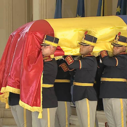 Ion Iliescu, fostul președinte al României, a fost înmormântat ieri cu onoruri militare la Cimitirul Militar Ghencea III, într-o ceremonie restrânsă, la care au participat doar familia și apropiații. La funeraliile desfășurate pe parcursul a două zile, președintele în funcție, Nicușor Dan, și fostul șef de stat, Klaus Iohannis, au absentat, potrivit site-ului ziarulprahova.ro.
