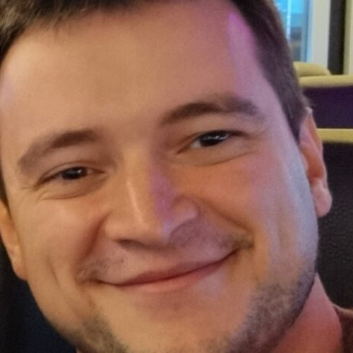 Razvan Gabriel Popa, scriitor și director executiv al Asociației Tinutul Buzaului, își dezvăluie latura sa mai puțin cunoscută: cea de autor de literatură gotică. Recent, a lansat cartea „Într-o lume în care morții refuză să rămână îngropați”, o colecție de povestiri pline de atmosferă întunecată, inspirate din mitologia est-europeană și din credințele locale despre spirite și morți vii.