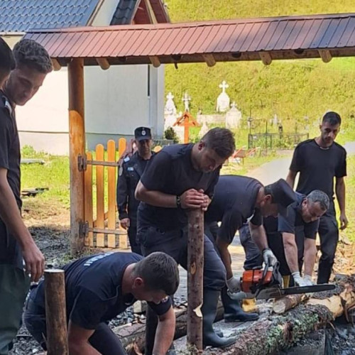 pompierii din Dâmbovița continuă sprijinul pentru comunitatea din satul Darmoxa, județul Suceava, afectată de inundații