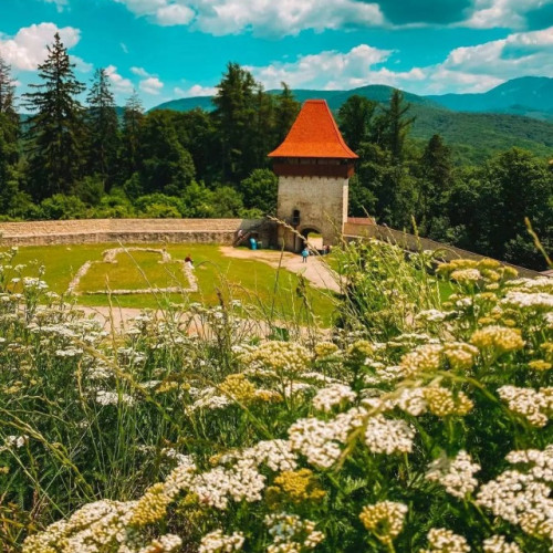 Vizitarea cetății Rasnov și a turnului Bathory impusă de taxe de acces începând cu 13 august