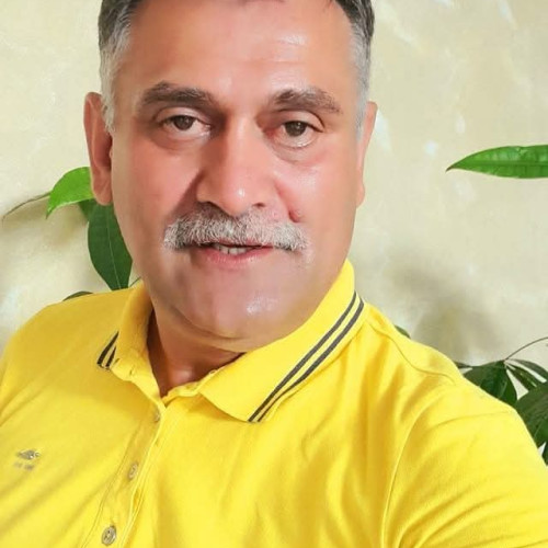 Un solist cunoscut din Târgu Jiu, Ion Drăgan, a răspuns cu îndrăzneală criticilor dure pe Facebook după ce a publicat o fotografie în care mulge oile. Artistul a fost jignit și discriminat, însă a spus că nu se va lăsa intimidat și va apăra cu mândrie originile și stilul de viață.