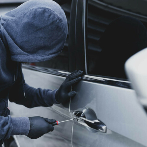 Tânăr de 17 ani, suspectat de mai multe furturi în Petroșani