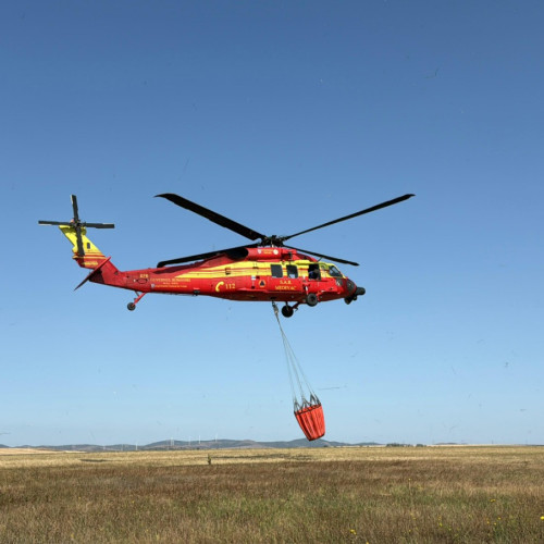 Elicoptere Black Hawk au intervenit pentru stingerea unui incendiu în Tulcea