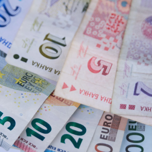 Retailerii din Bulgaria trebuie să afișeze prețurile atât în leva, cât și în euro, începând cu data de 8 august, informează digi24.ro. Această obligație se aplică atât magazinelor fizice, cât și unităților comerciale, ca parte a pregătirilor pentru aderarea Bulgariei la zona euro, programată pentru 1 ianuarie 2026. Potrivit noilor reglementări, aceste măsuri vor rămâne în vigoare până în 8 august 2026.