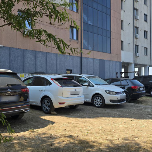 Spatii verzi din Constanța și Mamaia, transformate în parcări gratuite