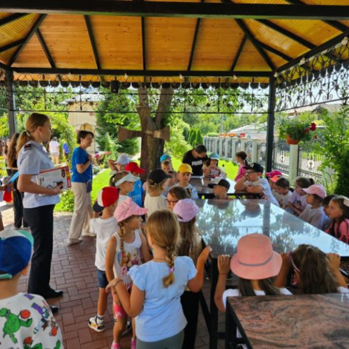 Copii învățând despre siguranță în curtea bisericii din Botoșani