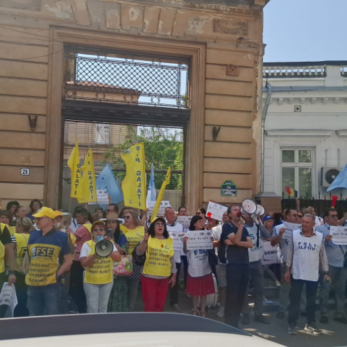 cadrele didactice din țară continuă protestele față de ministru