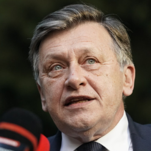 Crin Antonescu, fost candidat la prezidențiale, critică durți pe președintele Nicușor Dan pentru absența de la funeraliile lui Ion Iliescu. Potrivit Antonescu, liderul actual al țării a fost prezent la Palatul Cotroceni, dar nu a venit la ceremonia de înmormântare, deși era în clădire, ceea ce el consideră o lipsă de curaj și de responsabilitate. Antonescu spune că Nicușor Dan s-a ascuns și nu și-a asumat până acum lipsa, invocând că i-ar fi fost teamă să aprindă o lumânare sau să explice în public motivul absenței.