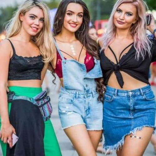 Instalatie impresionantă lângă poarta principală a festivalului