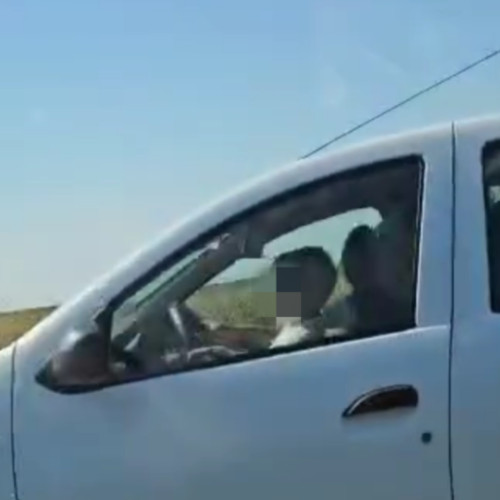 controversă în trafic: copil ținut în brațe pe volan într-un clip viral pe Facebook