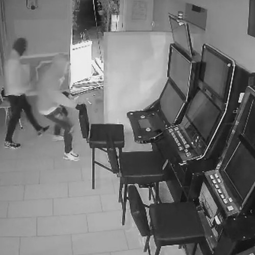 Bărbat din Suceava arestat după ce a vandalizat o sală de jocuri