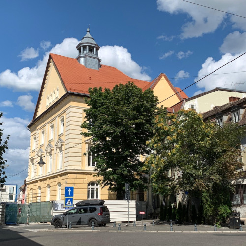 Valoarea contractului pentru reabilitarea sediului Consiliului Județean Sibiu a crescut cu peste 3 milioane de lei, conform unei notificări publicate recent pe platforma de achiziții publice. Potrivit sursei citate, această majorare reprezintă o creștere de 25,48% față de valoarea inițială. Inițial, contractul avea o valoare de 12.554.000 de lei fără TVA, însă după modificări s-a ajuns la suma de 15.753.314,83 de lei fără TVA.