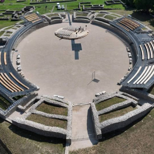 Amfiteatrul roman de la Ulpia Traiana Sarmizegetusa, o bijuterie a patrimoniului național, a fost redeschis publicului după finalizarea lucrărilor de restaurare și conservare, anunță Consiliul Județean Hunedoara. Potrivit oficialilor, scopul principal a fost păstrarea ruinei și crearea unei experiențe autentice pentru vizitatori, care să perceapă monumentul așa cum a fost timp de aproape un secol.