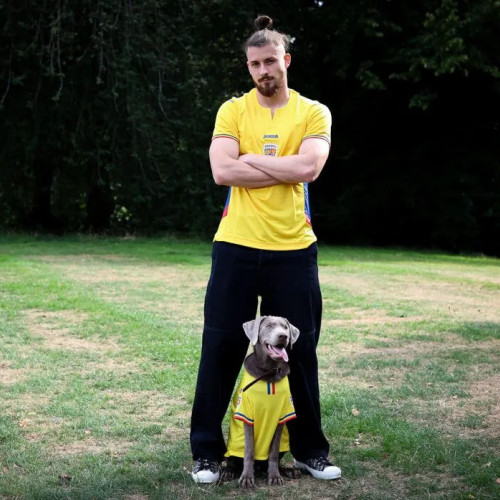 Echipament special pentru prietenii necuvântători ai suporterilor la meciurile echipei naționale de fotbal