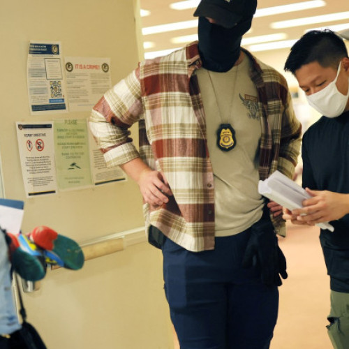 Peste un milion de migranți fără acte au părăsit SUA din proprie inițiativă, de când președintele Donald Trump a preluat mandatul, a anunțat secretarul pentru Securitate Internă, Kristi Noem. Potrivit acesteia, „niciun străin ilegal nu a intrat în țară în ultimele trei luni”. De asemenea, ea a spus că sute de mii de persoane cu antecedente penale au fost arestate din ianuarie, și că eforturile guvernului s-au concentrat pe eliminarea acelor migranți periculoși, precum criminali, violatori sau traficanti de droguri și carneți de persoane.