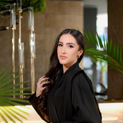 Maria-Alexia Dasoveanu, tânără talentată din Constanța, a triumfat în lumea dansului, iar parcursul său artistic îl confirmă. Numită prima în lista admitților la Universitatea Lucian Blaga din Sibiu, secția coregrafie, ea își construiește cariera cu pasiune și dedicație. Citează ziarulamprenta.ro, potrivit căreia, cu o disciplină de fier și numeroase premii, Maria-Alexia își propune să devină o figură importantă în dansul contemporan și balet.