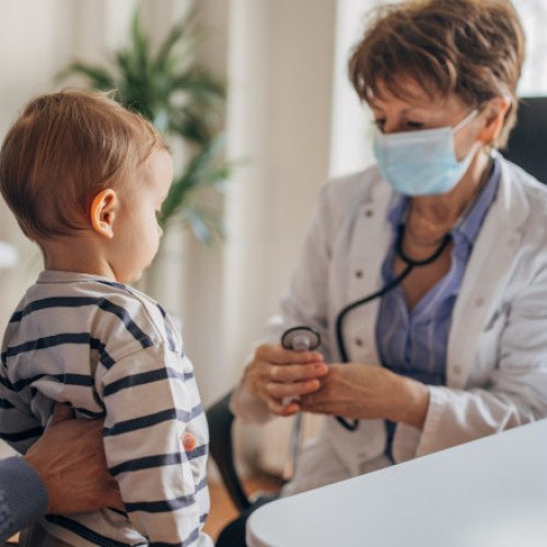 Parinții cu copii până la 7 ani, aflați în carantină sau izolare, pot beneficia de concediu medical cu indemnizație integrală de 100%