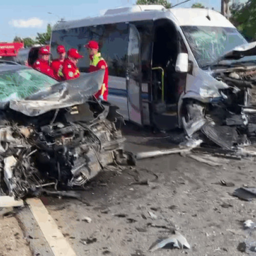accident grav pe E58: trei persoane rănite după impactul dintre un microbuz și o mașină
