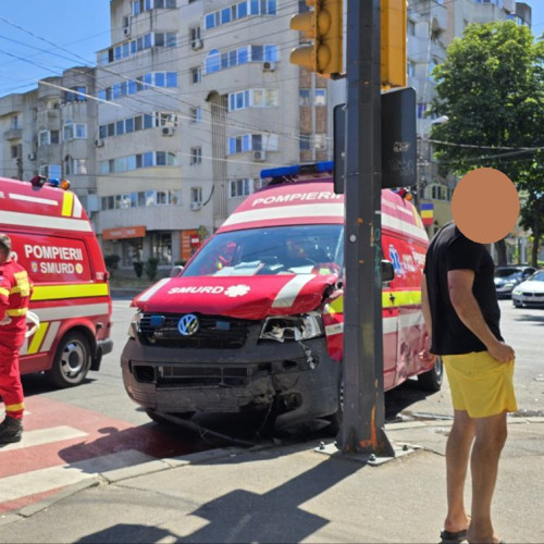 accident între o autospecială SMURD și un BMW în Constanța