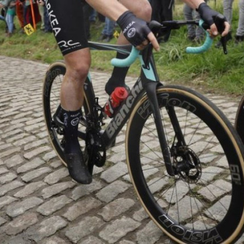 Filippo Baroncini, ciclist italian, a fost plasat în comă indusă după o căzătură gravă suferită în etapa a III-a a Turului Poloniei, potrivit echipei sale. Se pare că sportivul a suferit multiple fracturi în urma incidentului, iar medicii afirmă că starea sa este &quot;stabilă&quot;.