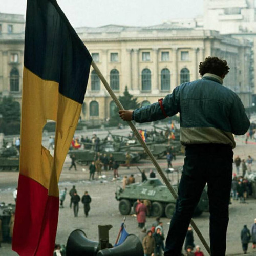 Valentin Calcan, președintele Camerei de Comerț, Industrie și Agribusiness Dambovița, a trimis un mesaj pe rețelele sociale în care rememorează momentele din 1989 și din anii tulburi de după Revoluție. El critică tendința actuală de a reduce vina pentru evenimentele respective la o singură persoană și spune că această perspectivă este greșită.